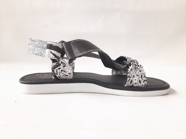 Risqué Designs Womens Retaso Sandals in Black and Silver
