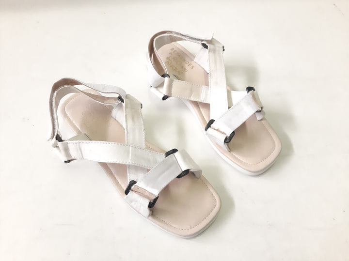Risqué Designs Womens Retaso Sandals in White